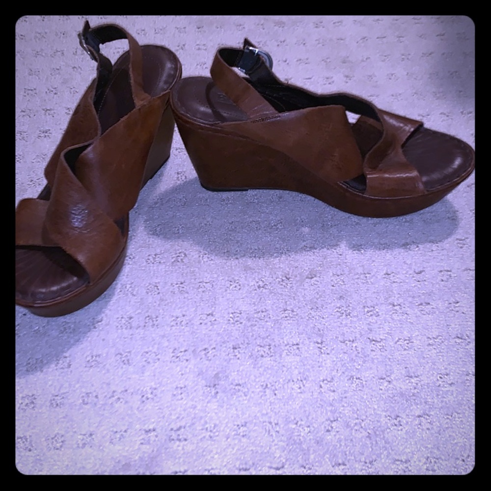 Born brown Emmy Wedges
